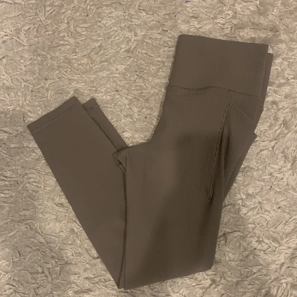 Athleta, Salutation Stash Pocket ll Rib 7/8 tight. New Without Tags. Size M. - Picture 3 of 4